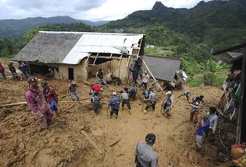 இந்தோனேசியா: கனமழை காரணமாக வெள்ளப்பெருக்கு, நிலச்சரிவு - 9 பேர் பலி