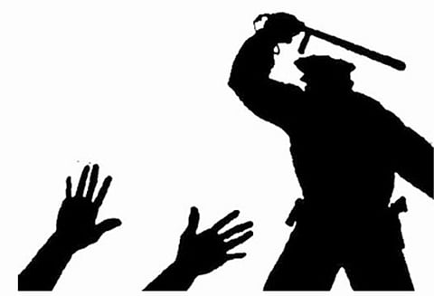 திருச்சியில் போக்குவரத்துக்கு இடையூறு நடுரோட்டில் புத்தாண்டு கொண்டாடிய இளைஞர்கள் மீது போலீஸ் தடியடி