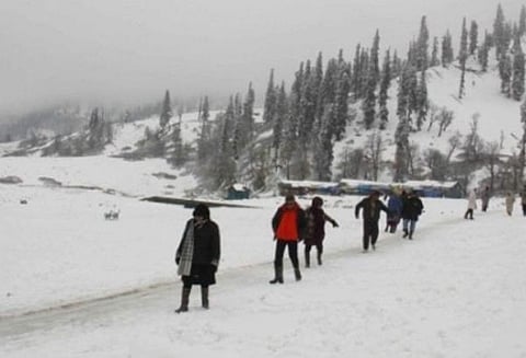 காஷ்மீர்: கடும் பனிப்பொழிவு - இயல்பு வாழ்க்கை பாதிப்பு