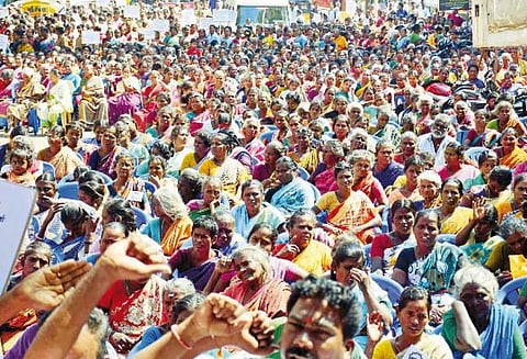 கிரானைட் குவாரிகளை திறக்கக்கோரி தொழிலாளர்கள் போராட்டம்