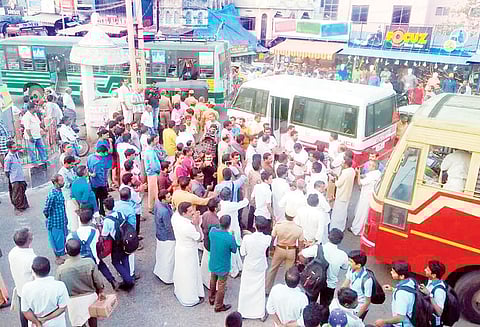 சபரிமலையில் பெண்கள் தரிசனத்துக்கு எதிர்ப்பு: களியக்காவிளையில் கேரள பஸ்களை சிறைபிடித்து போராட்டம்