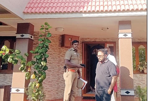 சேலத்தில் பூட்டிய வீட்டில் 50 பவுன் நகை, ரூ.57 ஆயிரம் கொள்ளை மர்ம ஆசாமிகளுக்கு போலீஸ் வலைவீச்சு