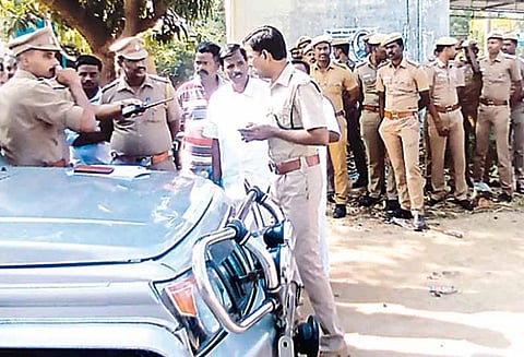 மரக்காணம் அருகே, சாலையோரம் வீடு கட்ட எதிர்ப்பு; இருதரப்பினர் வாக்குவாதம்