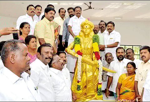 ராணி வேலுநாச்சியார் பிறந்தநாள் விழா அமைச்சர் மரியாதை செலுத்தினார்