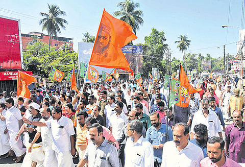 கேரள முழு அடைப்பில் பயங்கர வன்முறை கல்வீச்சில் அய்யப்ப பக்தர் சாவு