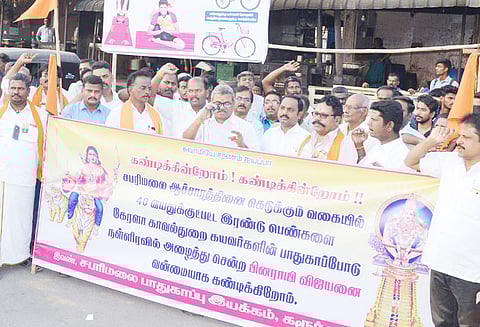 அய்யப்பன் கோவிலில் பெண்கள் தரிசனம்: கேரள முதல்-மந்திரி உருவப்படத்தை எரித்து ஆர்ப்பாட்டம்