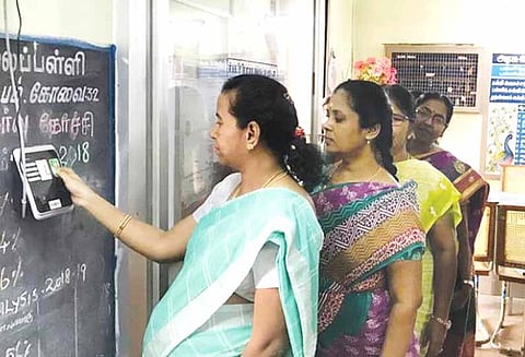 கோவையில் முதன்முறையாக 2 அரசு பள்ளிகளில் ஆசிரியர்களுக்கு ‘பயோமெட்ரிக்’ வருகைப்பதிவு