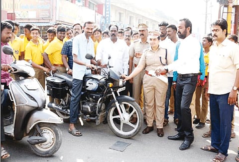 18 வயதுக்கு உட்பட்டவர்கள் இருசக்கர வாகனங்களை ஓட்ட அனுமதிக்கக் கூடாது பெற்றோருக்கு கூடுதல் போலீஸ் சூப்பிரண்டு அறிவுரை