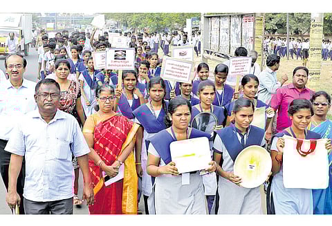 பிளாஸ்டிக் ஒழிப்பு விழிப்புணர்வு பேரணி மாணவ-மாணவிகள் பங்கேற்பு