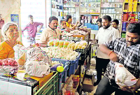 பிளாஸ்டிக் பைகளுக்கு பிரியாவிடை: மளிகை கடைகளில் பொட்டலங்கள் மடிக்கும் பழக்கம் திரும்புகிறது