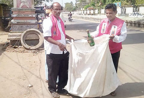 கிழிந்த பனியனுடன் விண்ணப்பம் வாங்க வந்த விவசாயி டெபாசிட் தொகைக்காக காலி மது பாட்டில்கள் சேகரிப்பு