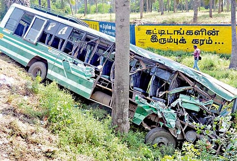 திண்டுக்கல் அருகே, கோவை பஸ்-லாரி மோதல்; மூதாட்டி பலி - 19 பேர் படுகாயம்