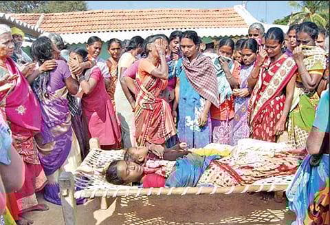 வேடசந்தூர் அருகே பரிதாபம், கிணற்றில் விழுந்து மகள்கள் பலி; காப்பாற்ற முயன்ற தாய் சாவு