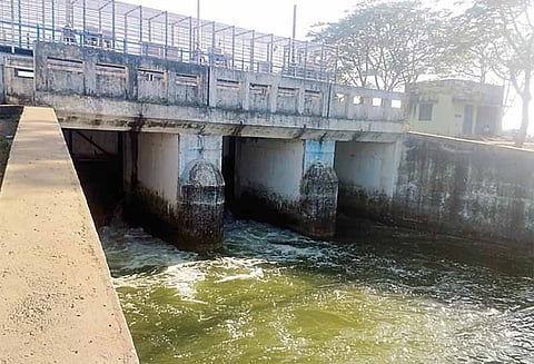 நீர்மட்டம் 47.50 அடியாக உயர்வு, வீராணம் ஏரியில் இருந்து உபரிநீர் வெளியேற்றம்