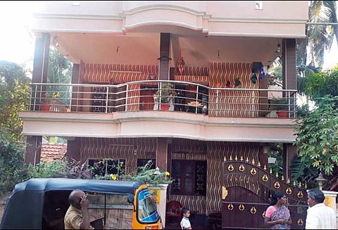 நாகர்கோவில் அருகே பட்டப்பகலில் துணிகரம்: பேராசிரியர் தம்பதி வீட்டில் 80 பவுன் நகை கொள்ளை - நாயை அடித்துக் கொன்று மர்ம நபர்கள் கைவரிசை