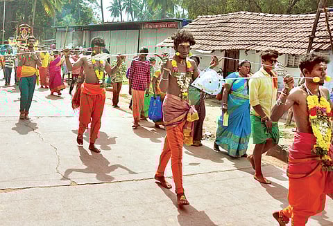 தைப்பூசம் தொடங்க உள்ளதையொட்டி பழனி முருகன் கோவிலில் குவிந்த பக்தர்கள் அலகு குத்தி நேர்த்திக்கடன் செலுத்தினர்