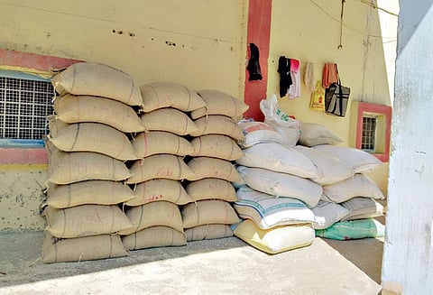 உத்தமபாளையம் அருகே மயானத்தில் பதுக்கிய 2 டன் ரேஷன் அரிசி பறிமுதல்