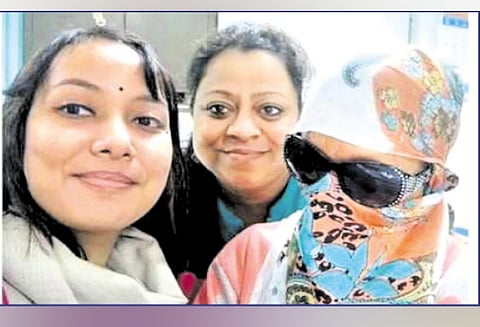 வங்கி ஊழியர்களுடன் இந்தர்ஜித் கவுர் (வலது புறம் இருப்பவர்)