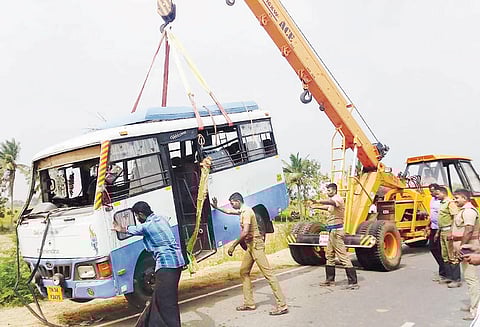 திருமணத்திற்கு சென்றபோது விபத்து: வேன் கவிழ்ந்து தாய்-மகள் உள்பட 3 பேர் பலி 18 பேர் படுகாயம்