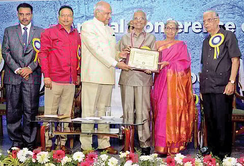 தினமலர் ஆசிரியர் இரா.கிருஷ்ணமூர்த்திக்கு வாழ்நாள் சாதனையாளர் விருது கவர்னர் பன்வாரிலால் புரோகித் வழங்கினார்