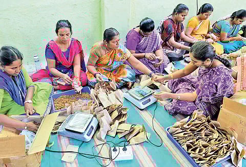 ரேஷன் கடைகளில் இன்று முதல் பொங்கல் பரிசுடன் ரூ.1,000 வினியோகம் கூட்ட நெரிசலை தவிர்க்க சிறப்பு ஏற்பாடு