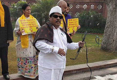 எம்.ஜி.ஆர். போல் வேடமிட்டு பாராளுமன்றத்துக்கு வந்த எம்.பி.