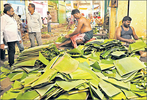 பிளாஸ்டிக் தடை எதிரொலி: வாழை இலைக்கு மீண்டும் ‘மவுசு’ அதிகரிக்கிறது துண்டு இலைகளையும் விற்று லாபம் பார்க்கும் வியாபாரிகள்