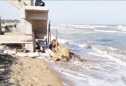 வேளாங்கண்ணி கடற்கரையில் மண் அரிப்பு தடுப்புச்சுவர் அமைக்க கோரிக்கை