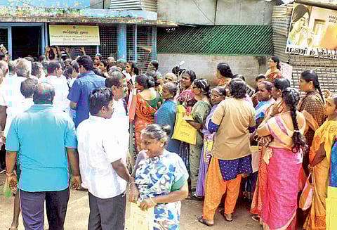 ஆயிரம் ரூபாயுடன் பொங்கல் பரிசு தொகுப்பு வழங்கும் பணி தொடங்கியது பொதுமக்களுக்கு வினியோகிக்க முடியாமல் ஊழியர்கள் திணறல்