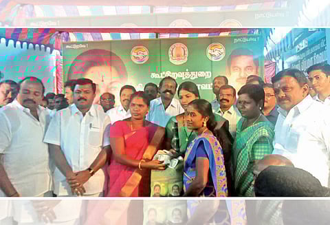 சங்கரன்கோவிலில் பயனாளிகளுக்கு பொங்கல் பரிசு தொகுப்பு அமைச்சர் ராஜலட்சுமி வழங்கினார்