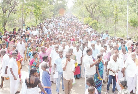 கடன் தள்ளுபடி செய்யப்படும் என்ற வதந்தியால் புதுக்கோட்டை கலெக்டர் அலுவலகத்தில் மனு கொடுக்க பொதுமக்கள் குவிந்தனர்