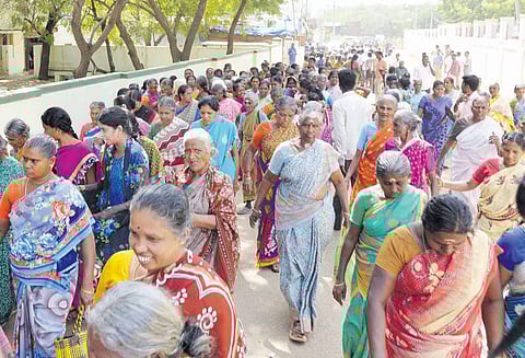 தூத்துக்குடியில் ஸ்டெர்லைட் ஆலை இயங்க அனுமதிக்க வேண்டும் கலெக்டரிடம் 3 கிராமத்தை சேர்ந்த பெண்கள் மனு