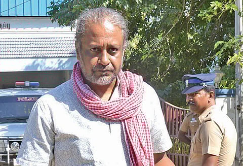 அமெரிக்க வாலிபர் விவகாரம்: சென்னை சுற்றுச்சூழல் ஆர்வலரிடம் போலீசார் 3 மணி நேரம் விசாரணை கருப்புக்கொடி காட்டிய 5 வக்கீல்கள் கைது