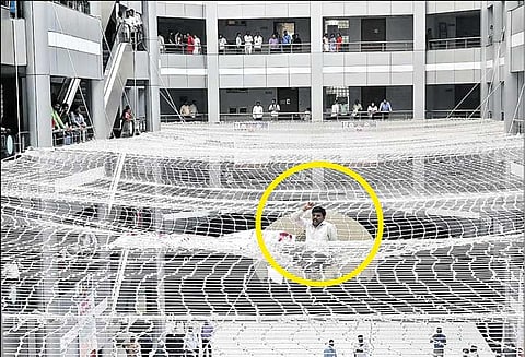 மந்திராலயா மாடியில் இருந்து பாதுகாப்பு வலையில் குதித்த வாலிபரால் பரபரப்பு