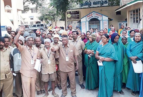 ஆணையாளர் பணியிடை நீக்கத்தை ரத்து செய்யக்கோரி ஆம்பூர் நகராட்சி அலுவலகத்தில் துப்புரவு பணியாளர்கள் ஆர்ப்பாட்டம்