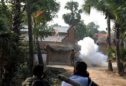 கேரளாவில் சி.பி.ஐ. (எம்.) மற்றும் பா.ஜ.க. உறுப்பினர்கள் வீடு மீது நாட்டு வெடிகுண்டுகள் வீச்சு