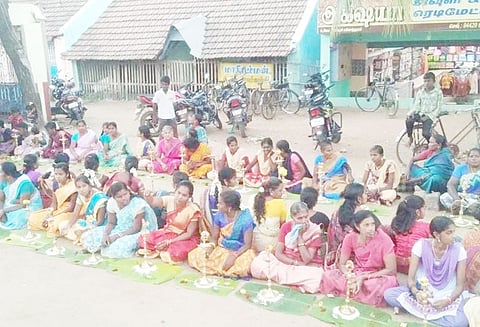 கொள்ளிடம் ஆற்றில் மணல் குவாரி, குடிநீர் திட்டத்தை நிறுத்தக்கோரி நூதன போராட்டம்