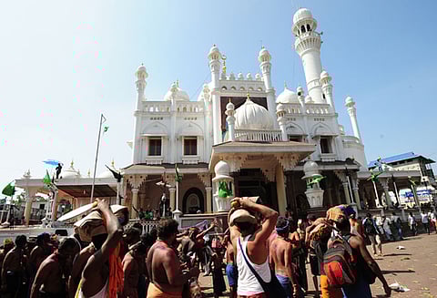 சபரிமலையில் வாபர் மசூதிக்கு செல்ல முயன்ற பெண்கள் உள்பட 6 தமிழர்கள் கைது - கேரள போலீசார் நடவடிக்கை