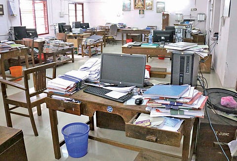 தொழிற்சங்கத்தினர் வேலைநிறுத்தம்: நெல்லை, தூத்துக்குடியில் பஸ்கள் வழக்கம் போல் ஓடின இயல்பு வாழ்க்கையில் பாதிப்பு இல்லை