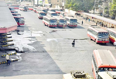 நாடு தழுவிய முழுஅடைப்பு போராட்டம்: மைசூருவில் அரசு, தனியார் பஸ்கள் ஓடவில்லை