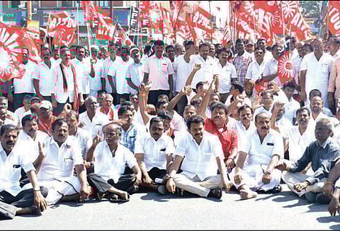 மத்திய, மாநில அரசுகளை கண்டித்து தொழிற்சங்கத்தினர் சாலைமறியல் போராட்டம் 290 பேர் கைது