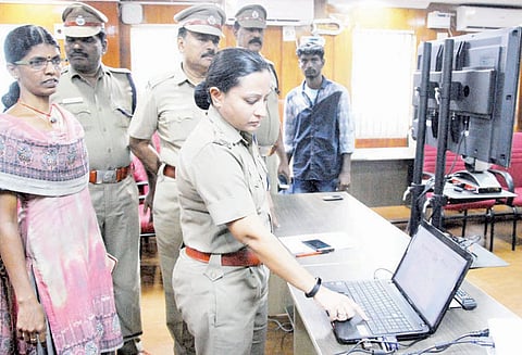 நன்னடத்தை சான்றிதழ் பெற பொதுமக்கள் இனி போலீஸ் நிலையங்களுக்கு அலைய வேண்டியதில்லை இணைய வழி சேவை வசதி தொடக்கம்