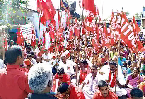 அவினாசி, ஊத்துக்குளியில் தொழிற்சங்கத்தினர் சாலைமறியல்