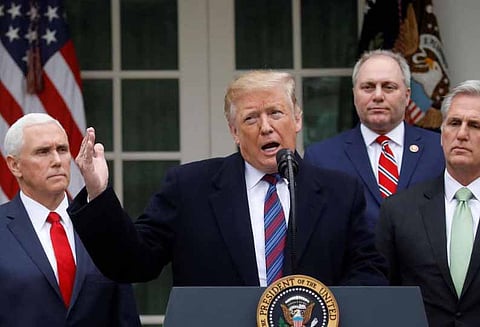 எல்லை சுவர் விவகாரம்: ஜனநாயக கட்சி தலைவர்கள் கூட்டத்தில் இருந்து டிரம்ப் வெளிநடப்பு