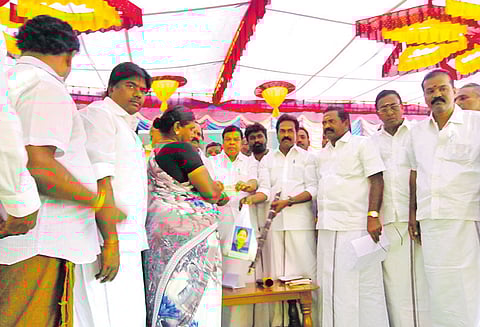 திருவள்ளூர் மாவட்டத்தில் ரேஷன் கார்டுதாரர்களுக்கு பொங்கல் பரிசுத்தொகுப்பு