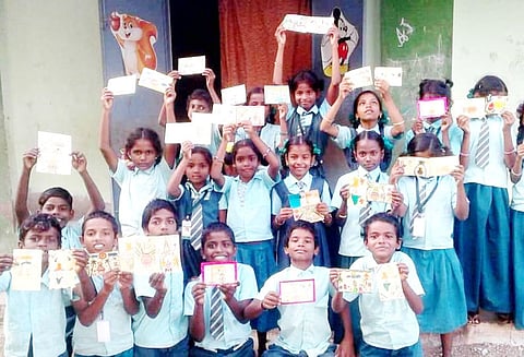 அஞ்சல் அட்டை போட்டியில் திறமையை வெளிப்படுத்தும் மாணவர்கள்