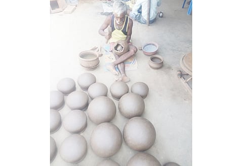 பொங்கல் பண்டிகையையொட்டி மண்பானைகள் தயாரிக்கும் பணி தீவிரம்