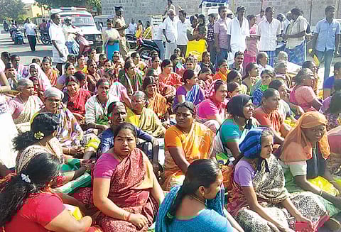 பொங்கல் பரிசு தொகுப்பு வழங்குவதில் தாமதம்: திருப்பூரில் 3 இடங்களில் பொதுமக்கள் சாலைமறியல்