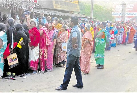 பொங்கல் பரிசுத்தொகுப்புடன் ரூ.1,000 வாங்க ரேஷன் கடையில் காலையிலேயே குவிந்த பொதுமக்கள்