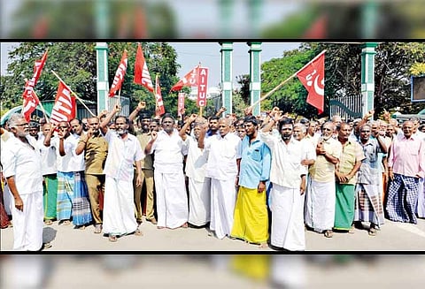 கலெக்டர் அலுவலகம் முன்பு விசைத்தறி தொழிலாளர்கள் ஆர்ப்பாட்டம்